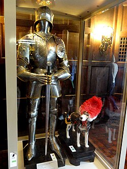 Segugio tedesco – Reproduction field armor of Archduke Siegmund of Austria 1485 (reproduction 1911 19) with armor for boar hound, German style 16th century, reproduction US 1942 Higgins Armory Museum DSC05439