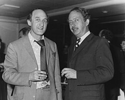 Mudi – Ron Moody and Ralf Dahrendorf, 1975